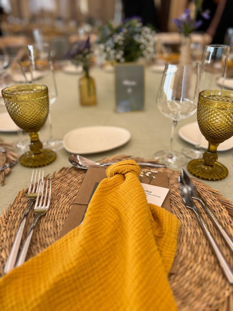 Ideas decoración mesa boda mostaza