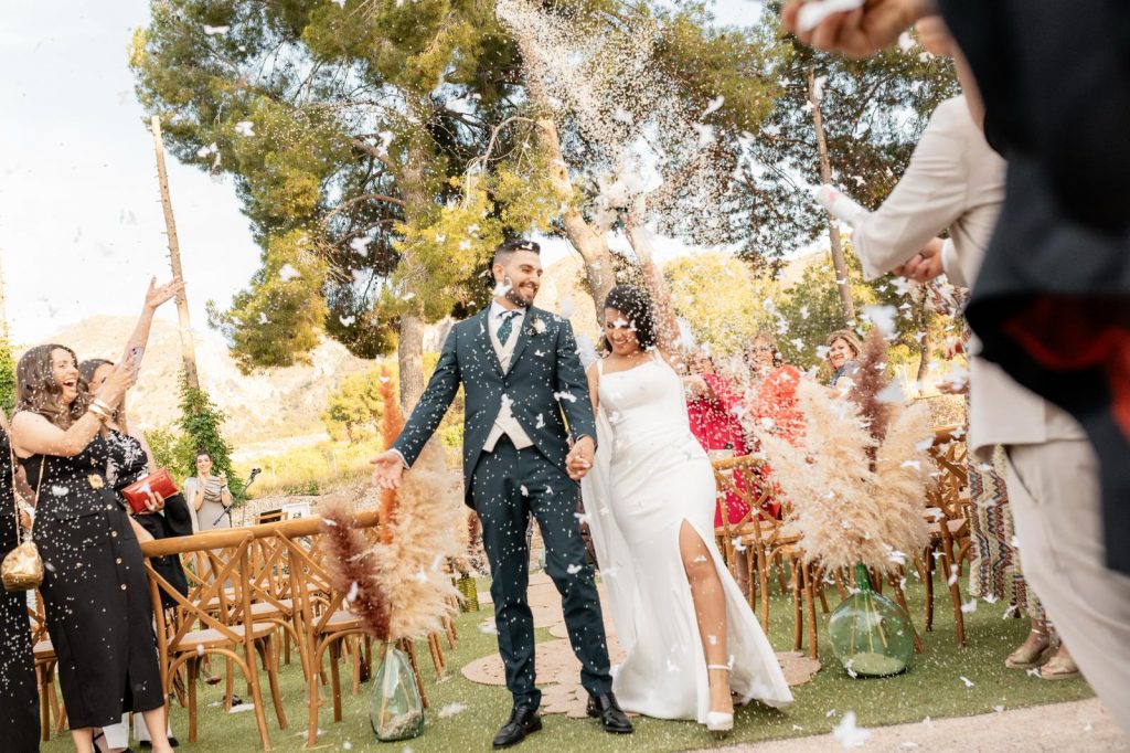 Novios ceremonia finca aire libre